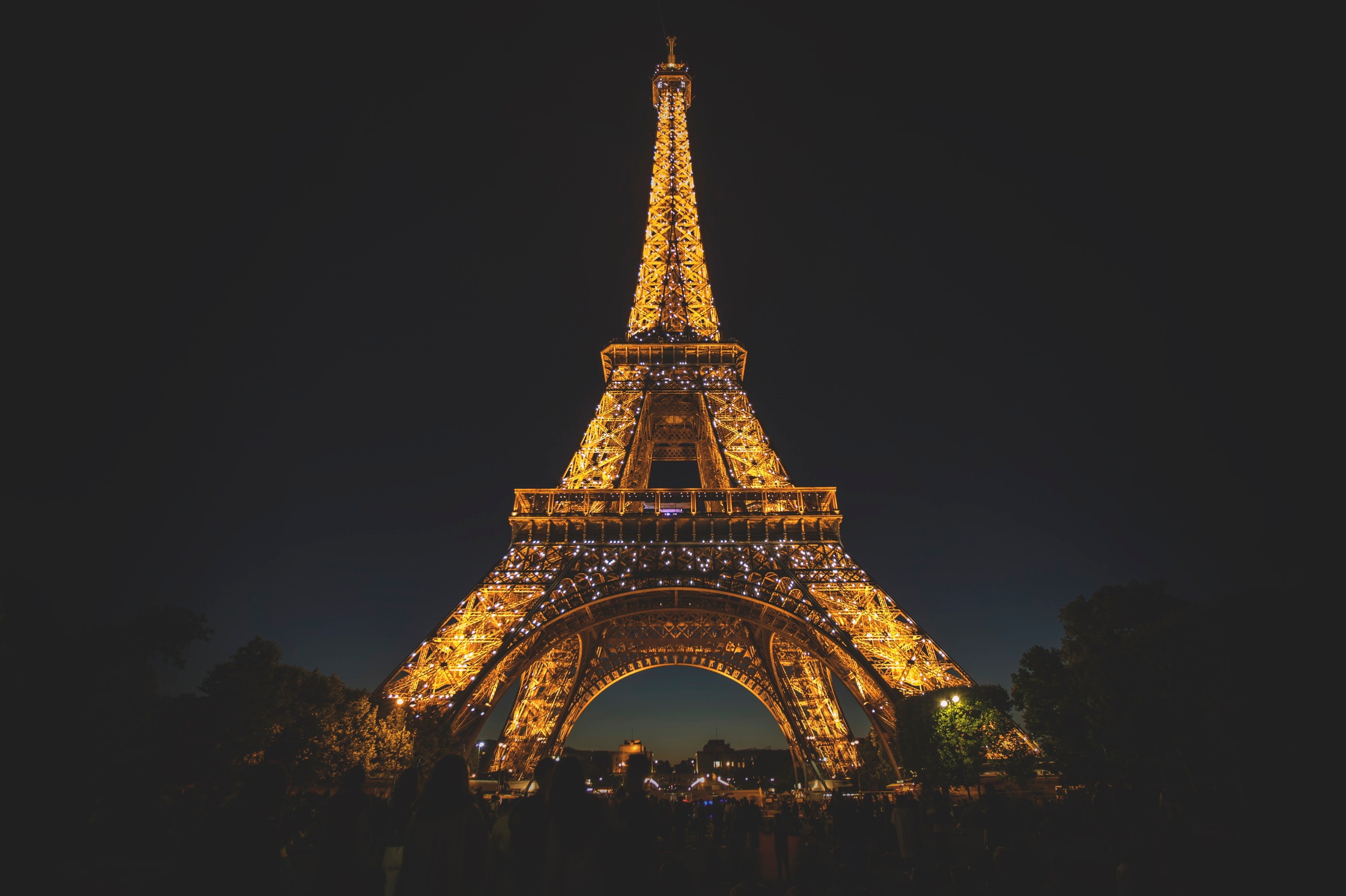 Torre Eiffel iluminada en la noche